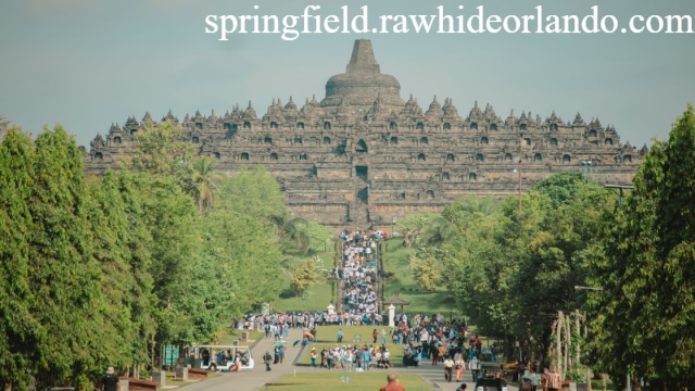 Menjelajahi Keagungan Monumen Agung Borobudur
